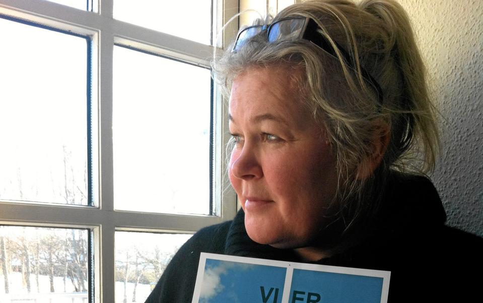 1 forretninger i Gravensgade har sagt ja til at stille deres butiksvindue til rådighed for en social forening, og det glæder naturligvis projektleder Anita Rokkedal fra De Frivilliges Hus. (Privatfoto)
