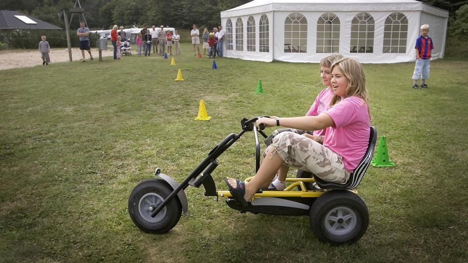 Sindal Camping vil tilbyde autocampister kan overnatte for nedsat pris i område uden strøm. I forvejen havde lejrchef Ole Wæhrens lagt planer for at lave om på indretningen i den vestlige del af campingpladsen, hvor legepladsen flyttes væk fra det store telt og længere mod vest. Arkivfoto: Kurt Bering <i>Pressefotograf Peter Broen</i>