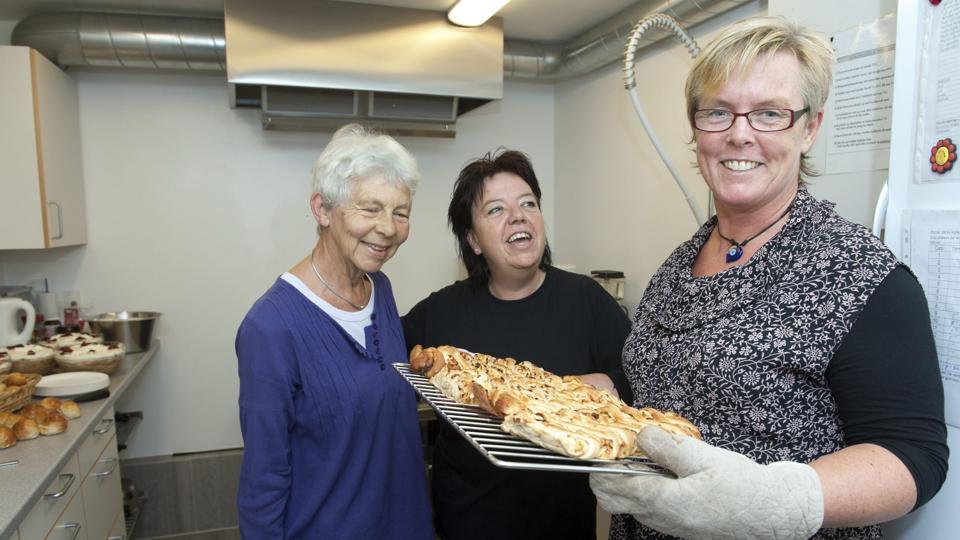 Leder af Fristedet, Helle Toftegård (til højre i billedet), skal fejres ved åbent hus fredag 8. februar i Fristedet. Hun ses her sammen med Lise Vejby og køkkenleder Marianne Larsen, da et nyt køkken blev taget i brug i 2011. Arkivfoto: Henrik Louis <i>Henrik Louis</i>