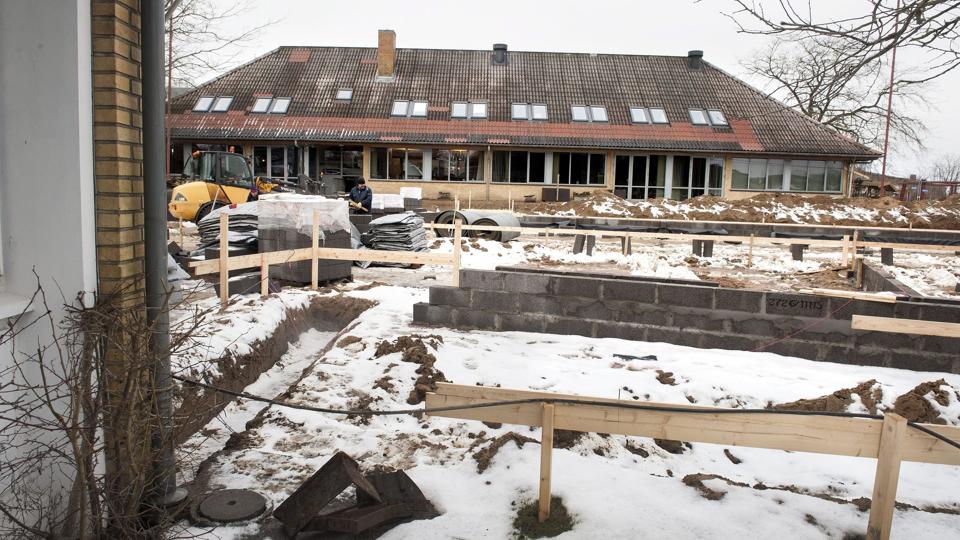 Der er en lige nu byggeplads mellem Spiren, som man lige kan ane til venstre i billedet og så Kingo midt på billedet. Løsningen er blevet at samle de små børn i Kingo og de store i pavilloner ved Højene Skole. Foto: Bente Poder <i>Bente Poder</i>