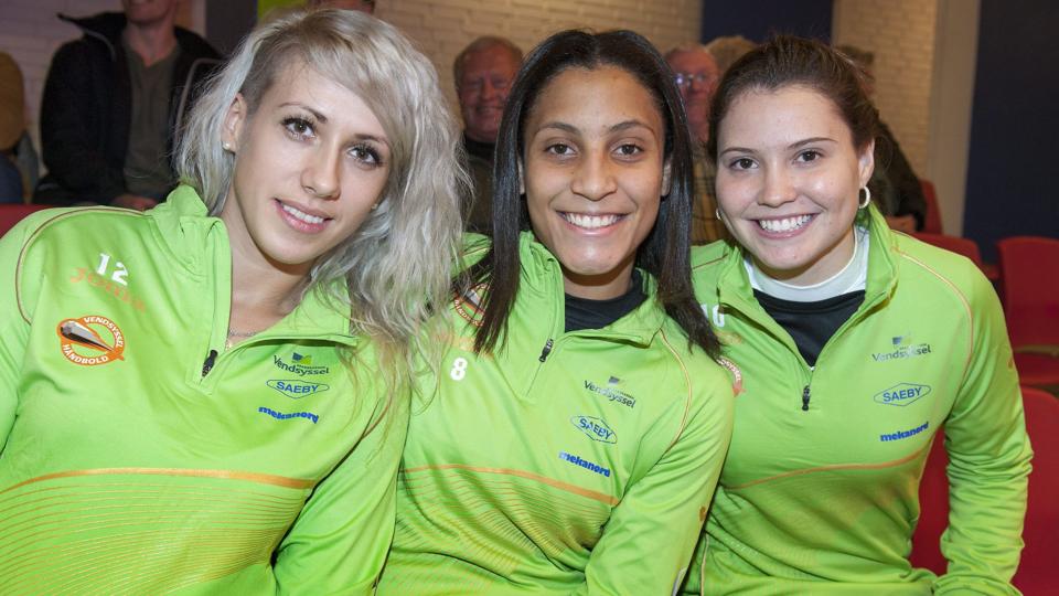 Fra venstre følger den polske keeper, Marta Pietrzak, samt brasilianerne Marianna Costa og Larissa Fais Munhoz Araujo kampen i Idrætshallen.Foto: Hans Ravn <i>Hans Ravn</i>