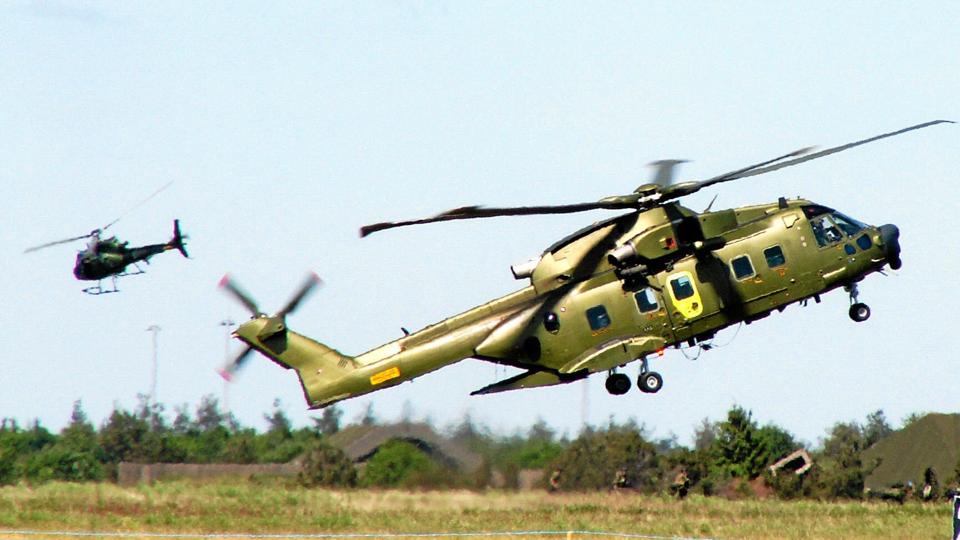 Når man bygger storsygehus ved Aalborg, bliver der ikke penge til at lave helikopterlandingspladsen stor nok til, at Forsvarets redningshelikoptere - EH101 - kan lande.
Foto: Forsvaret