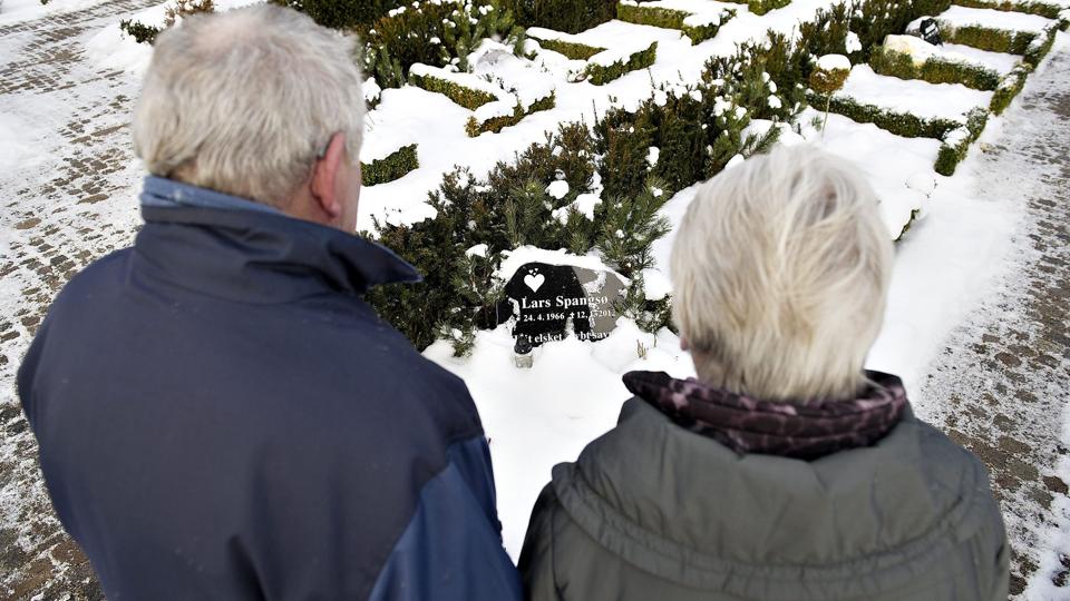 Karin og Knud Spangsø besøger jævnligt sønnens gravsted, som ligger blot fem minutters gang fra, hvor de bor. Foto: Claus Søndberg <i>Pressefotograf Claus Søndberg</i>