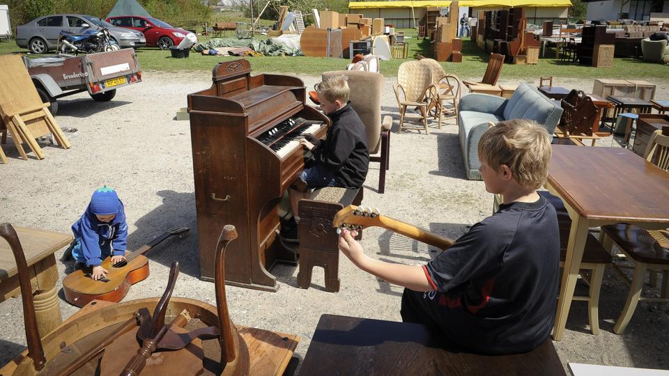 På loppemarkedet i Gærum kan man lege skattejæger og måske være heldig at finde et par velklingende instrumenter. Arkivfoto: Kim Dahl Hansen <i>Kim Dahl Hansen</i>