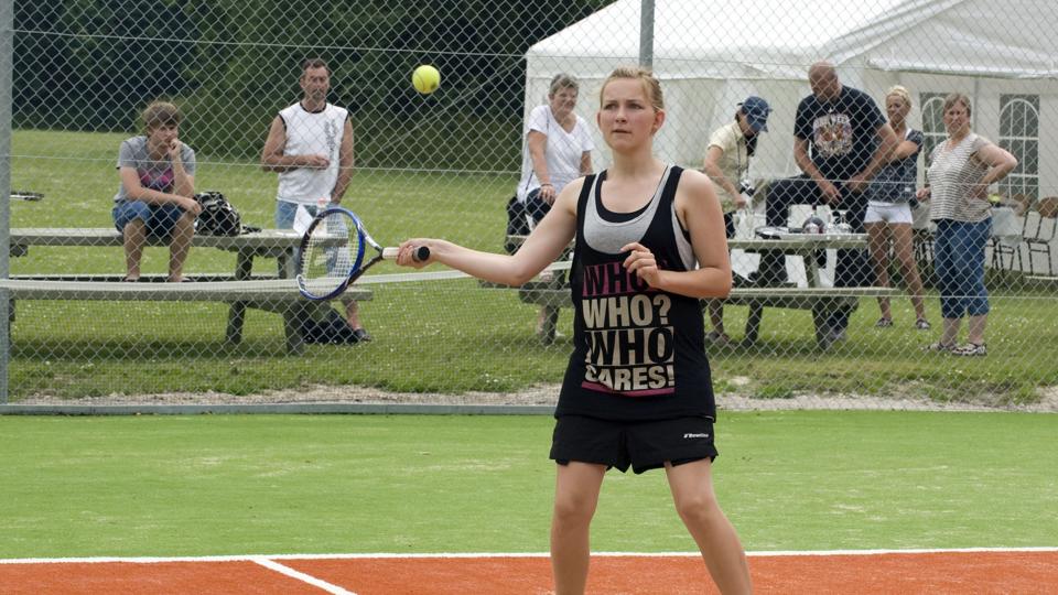 Du kan teste evnerne på en tennisbane kvit og frit lørdag eftermiddag i Hjørring Tennisklub. Foto: Henrik Louis