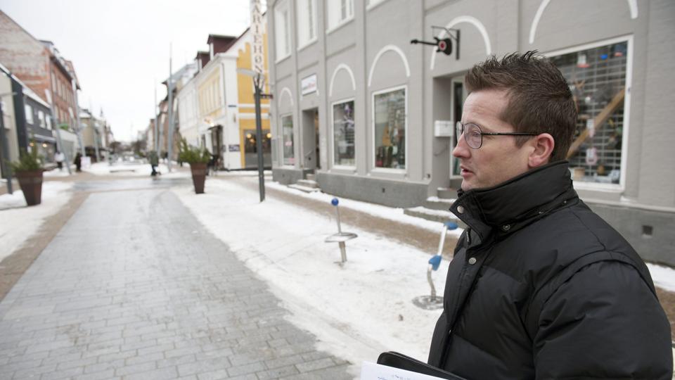 Sivegade eller gågade? Brian Pedersen (SF) vil lige klappe hesten og høre de relevante parter, inden han tager en beslutning. <i>Kurt Bering</i>
