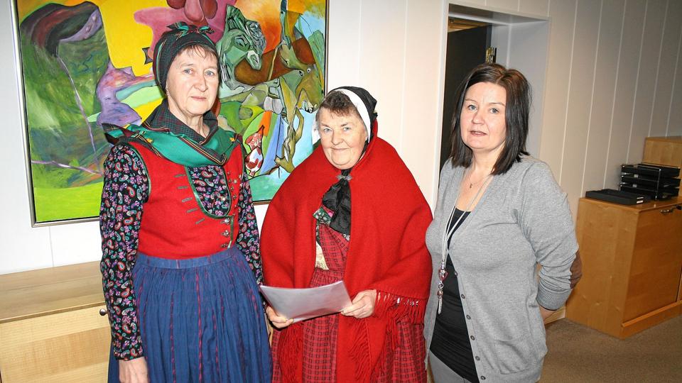 Kirsten Jensen og Anni Knøsen i deres flotte folkedanserdragter sammen med Inge Kristensen fra Dronninglund Sparekasse.Foto: Jørgen Ingvardsen <i>Jørgen Ingvardsen</i>