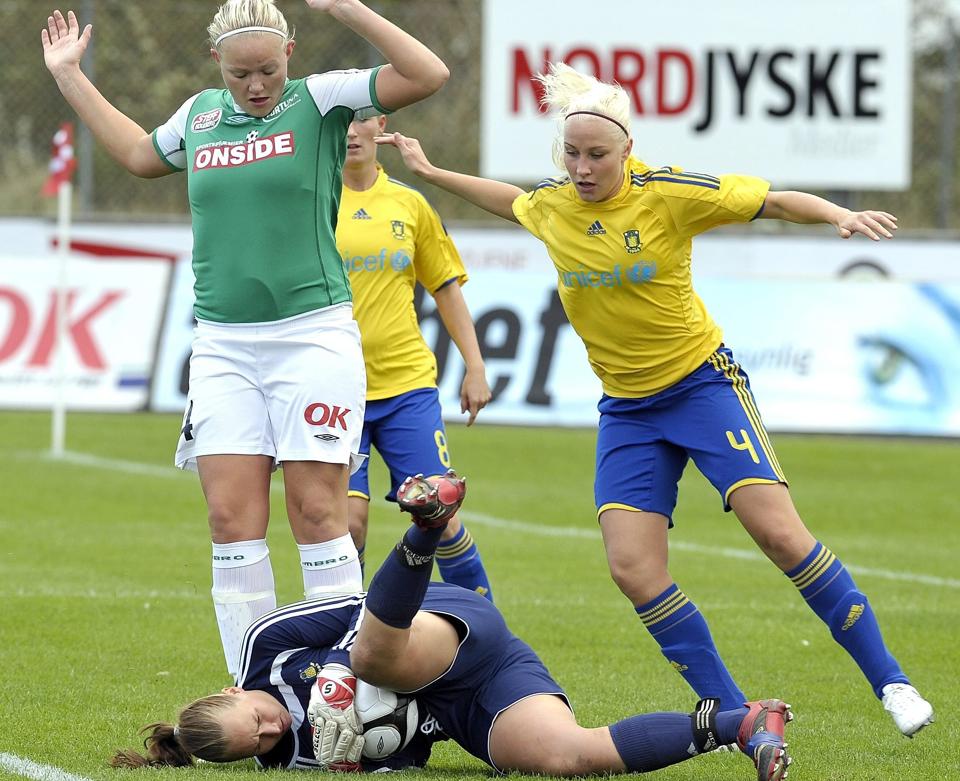 Lise Munk(tv) rykker til tysk fodbold. Arkivfoto: Hans Ravn <i>Hans Ravn</i>