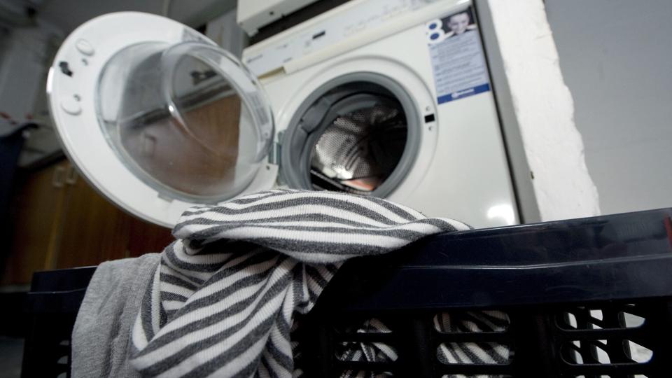 Gør det til en vane at tage vasketøjet, før kurven flyder over. Arkivfoto: Henrik Louis