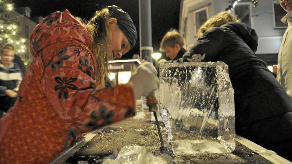 Med de rette redskaber kan man forme en isklump. Privatfoto