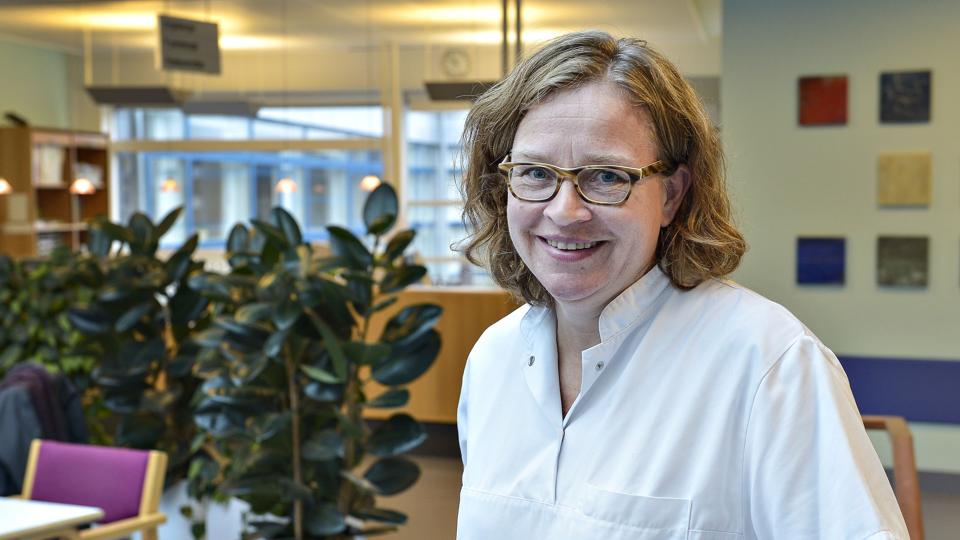 Udviklingsterapeut Dorte Melgaard, Sygehus Vendsyssel, står bag et projekt, der undersøger sammenhængen mellem lungebetændelse og fejlsynkning. Foto: Bent Bach <i>Bent Bach</i>