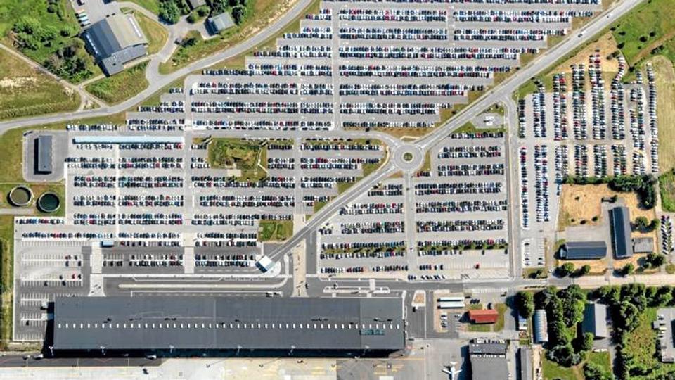Det stigende passagertal kan ses på lufthavnens p-pladser, der trods gentagne udvidelser er propfulde. Foto: Aalborg Lufthavn