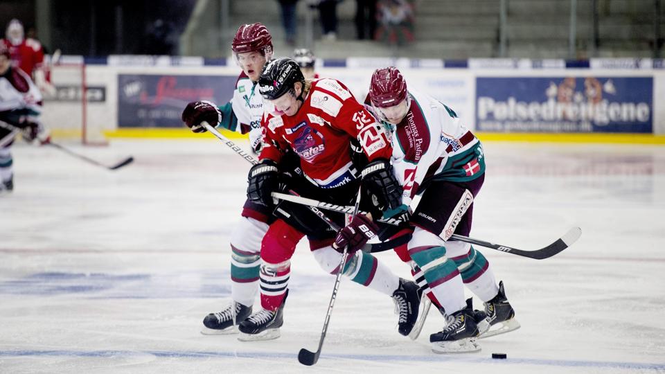 Mathias Månsson stod for en flot assist i første periode, da Pirates var i undertal. Arkivfoto: Henrik Bo <i>Foto: Henrik Bo</i>