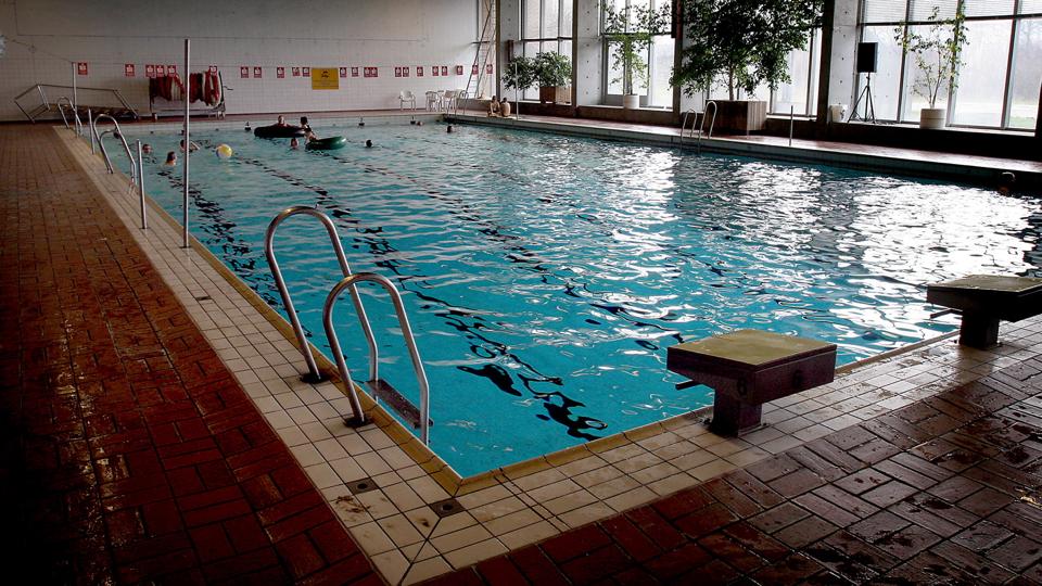 Et skub i en svømmehal bliver nu dyrt for en 11-årigs fosikringsselskab. Arkivfoto