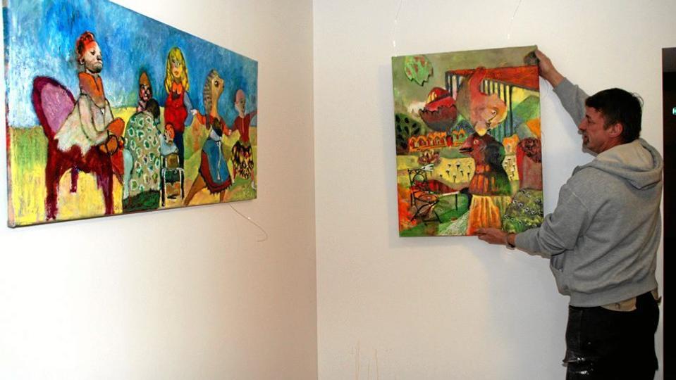 Fire kunstnere fra lokalområdet og Thy har allerede tilbudt og fået plads på væggene til nogle af deres værker. Poul Erik Kjærgaard håber flere kunstnere kommer til.