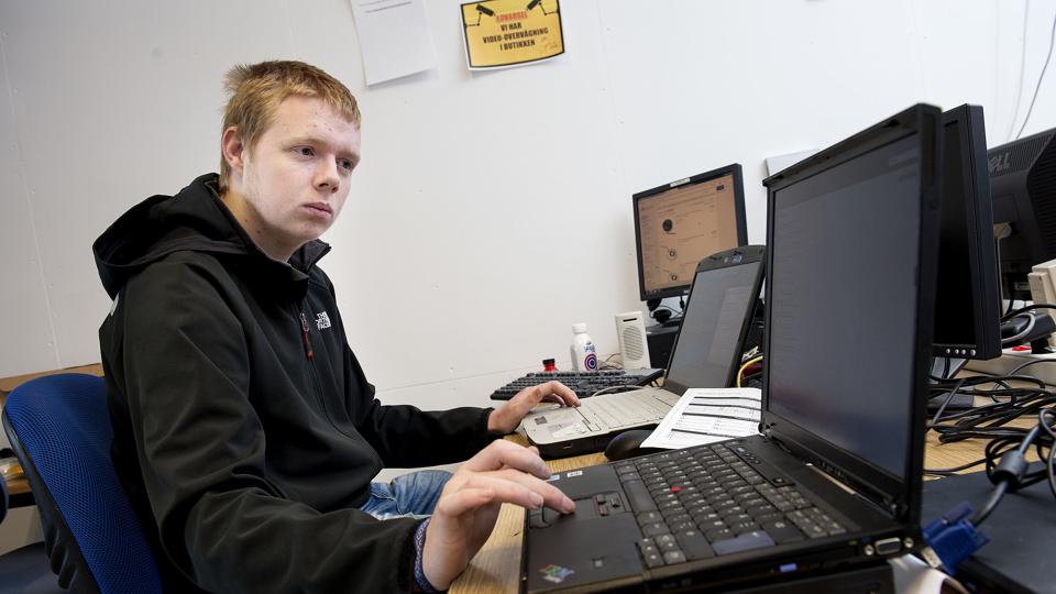 Phillip Schrøder Olesen i færd med at udføre en bestilt opgave fra en privat kunde. Computeren skal renses for malware og optimeres med nye programmer. <i>Lars Pauli</i>