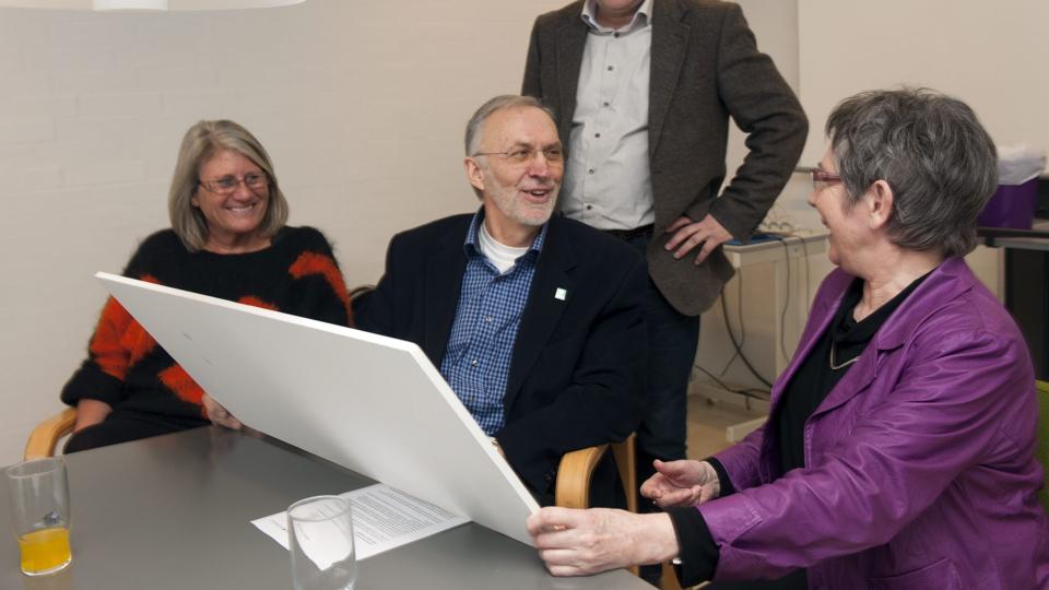 Henning krabbe (nummer to fra venstre) var den glade giver fra Trygfonden. Her sammen med fritids- og kulturkonsulent Inger Aarup-Kristensen og borgmester Lene Hansen. Bagest direktør for børn og kultur Henning Risager. Foto: Kurt Bering <i>Kurt Bering</i>