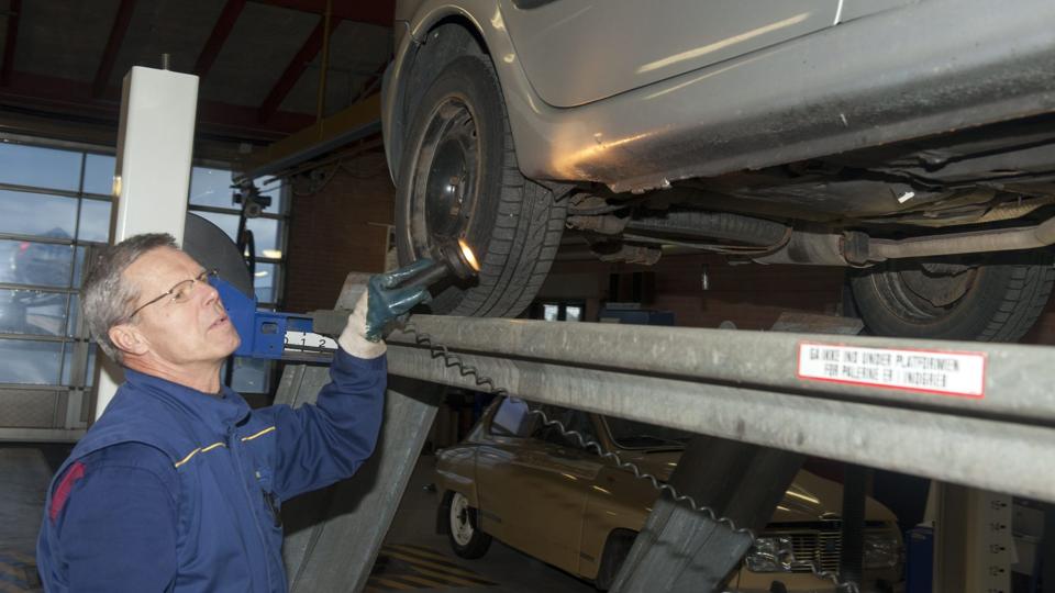 Niels Nygaard, Skagen Bilsyn, har siden juli været godkendt som nummerpladeoperatør, så registreringsarbejde nu kan ordnes lokalt. Foto: Kurt Bering <i>Kurt Bering</i>