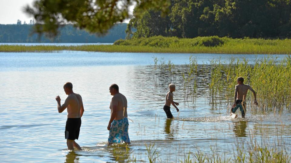 Familie og venner frygtede, at en 18-årig mand var druknet i Madum Sø, hvor det er populært at bade. Foto: Lars Pauli