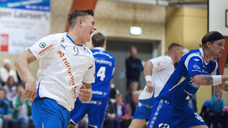 Team Vesthimmerland (i hvide trøjer) fik klø i Maribohallen mod Team Sydhavsøerne.Foto: Torben Hansen <i>Foto: Torben Hansen</i>
