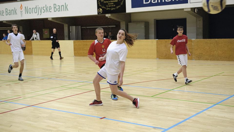 Aabæk skole spiller her mod Skagen Skole. De ung går i 8.klasse og stiller med op til syv mand m/k på hvert hold. På lørdag er der igen skolefodbold i hallen.Foto: Peter Broen <i>Peter Broen</i>