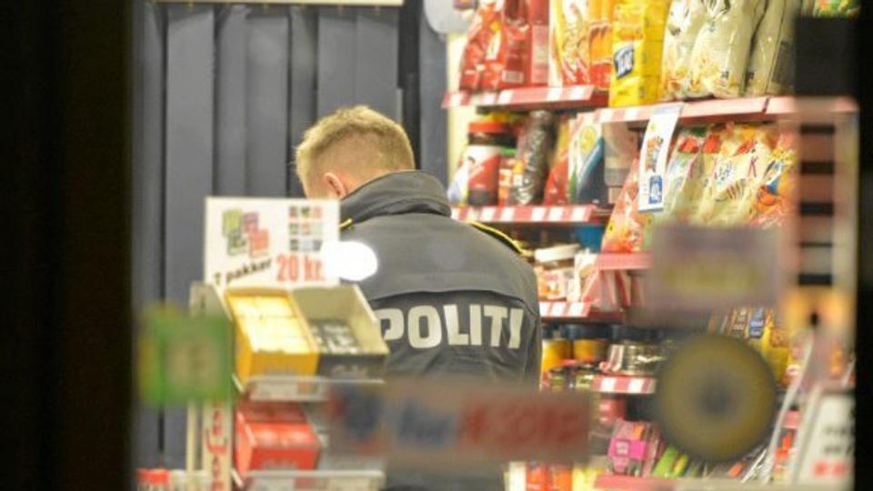 Politiet leder efter borgere med oplysninger om lørdagens røveri mod en kiosk i Aalborg. Foto: Jan Pedersen