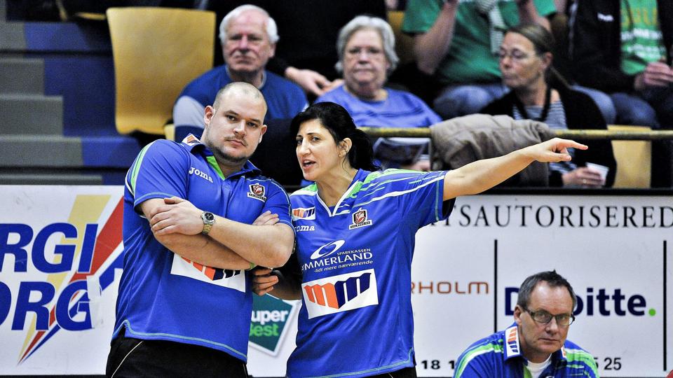Cheftræner Robert Gertsen (tv) og assistent Tanja Logvin kunne ikke føre Aalborg DH til sejr i lørdagens kamp mod FIF.Foto: Claus Søndberg <i>Pressefotograf Claus Søndberg</i>