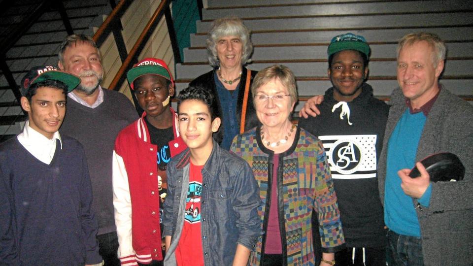 Åsen Teater på Oceanariet i Hirtshals. Fv.: Haidar Falih, kulturudvalgsformand Eskild Sloth Andersen (S), Patrick Oweka, Jawad Falih, Birthe Rosenfeldt fra Åsen Teater, kulturminister Marianne Jelved (R), Emmanuel Marongo og Lars Olsen, Åsen Teater. Foto: Åsen Teater