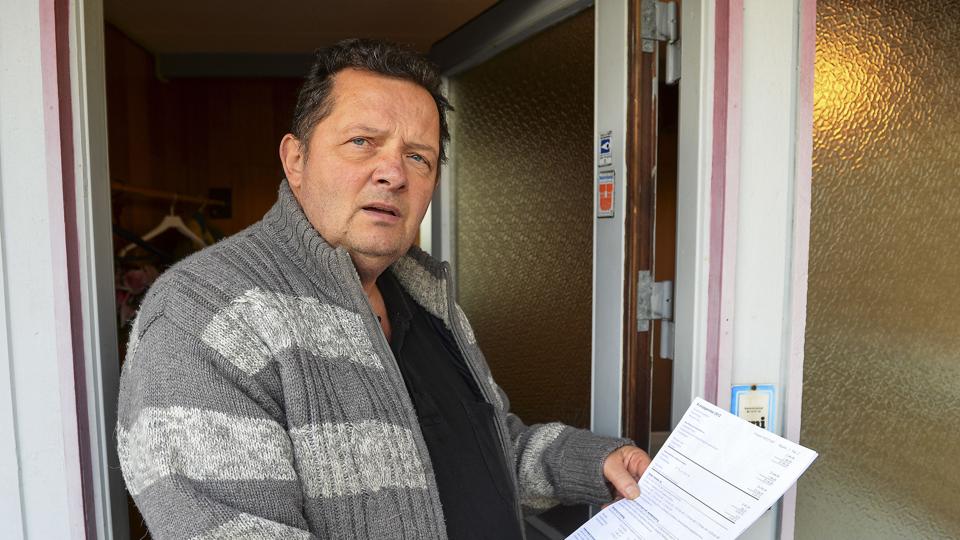 Søren Nielsen, Svenstrup, med sin 86-årige fars årsopgørelse, der fortæller, at faderen får en ekstra skatteregning. Foto: Michael Bygballe <i>Michael Bygballe</i>