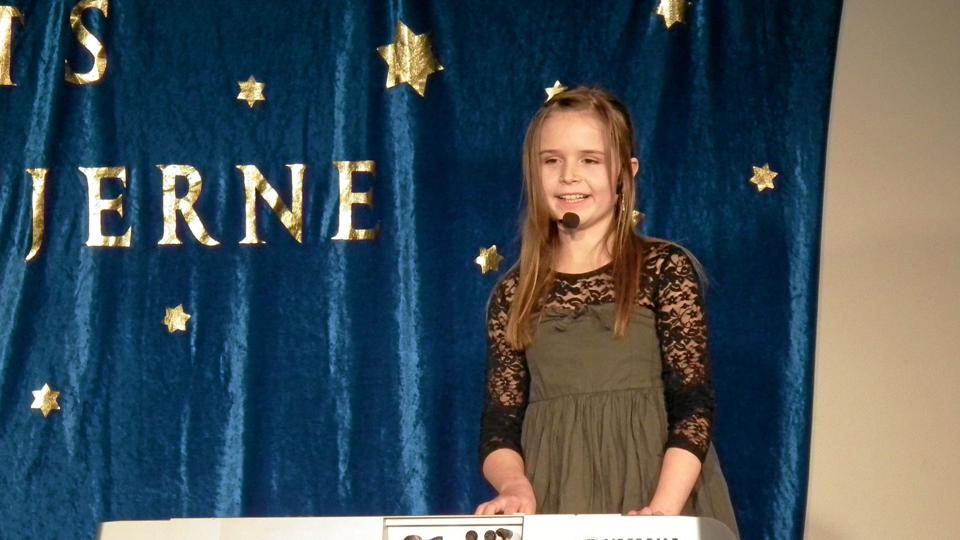 Nu er det tid for tilmelding til konkurrencen Årets Barnestjerne 2013. Billedet er fra tidligere konkurrence, hvor Christina synger og spiller keyboard. Privatfoto