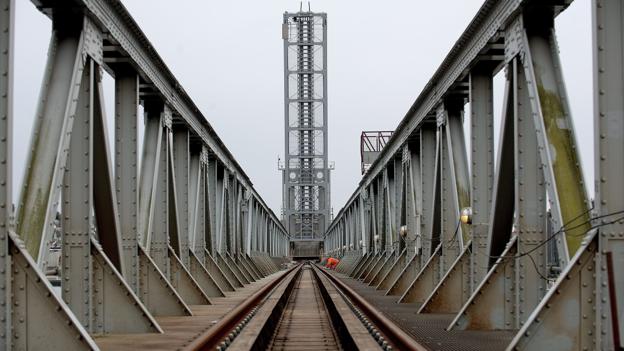 Jernbanebroen vil også fremover kunne åbnes, når der skal skibe igennem. Arkivfoto Lars Pauli <i>Lars Pauli</i>