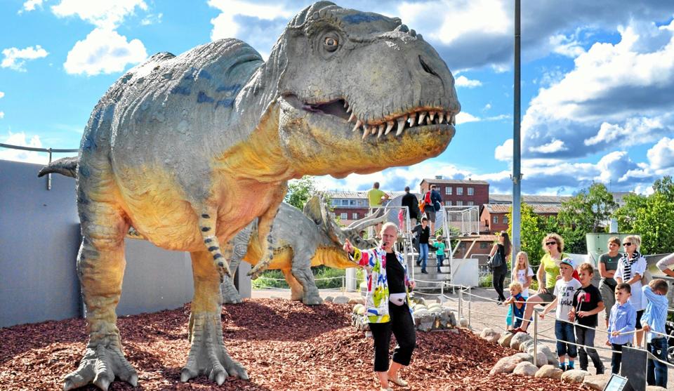 Dinosaurerne bliver placeret rundt omkring i zoos anlæg, og der bliver opbygget et miljø, der minder om det, som dyrene oprindeligt levede i.