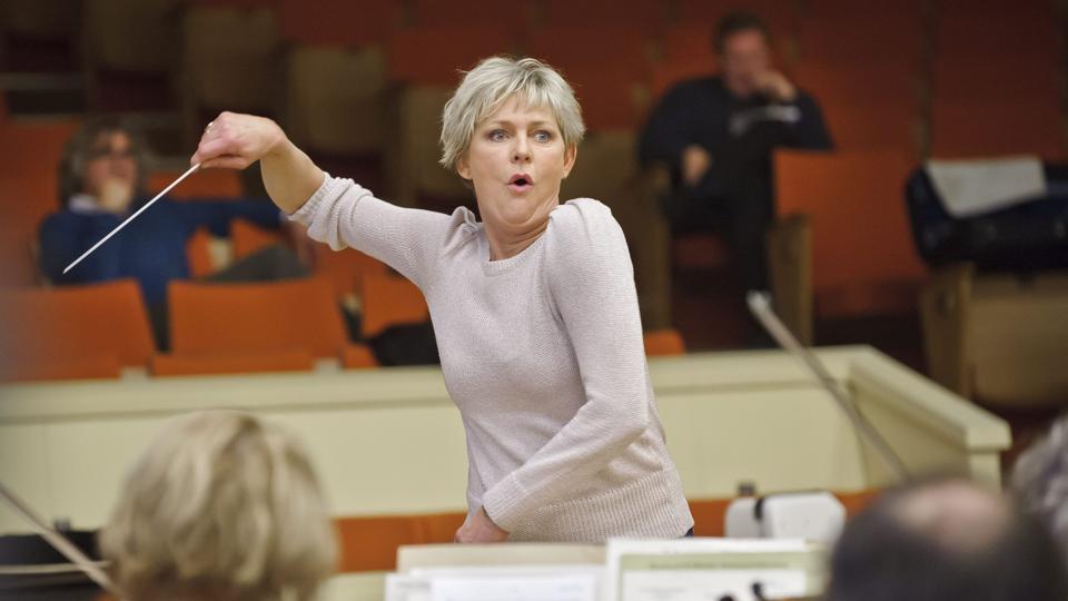 Søs Egelind griber dirigentstokken. Arkivfoto