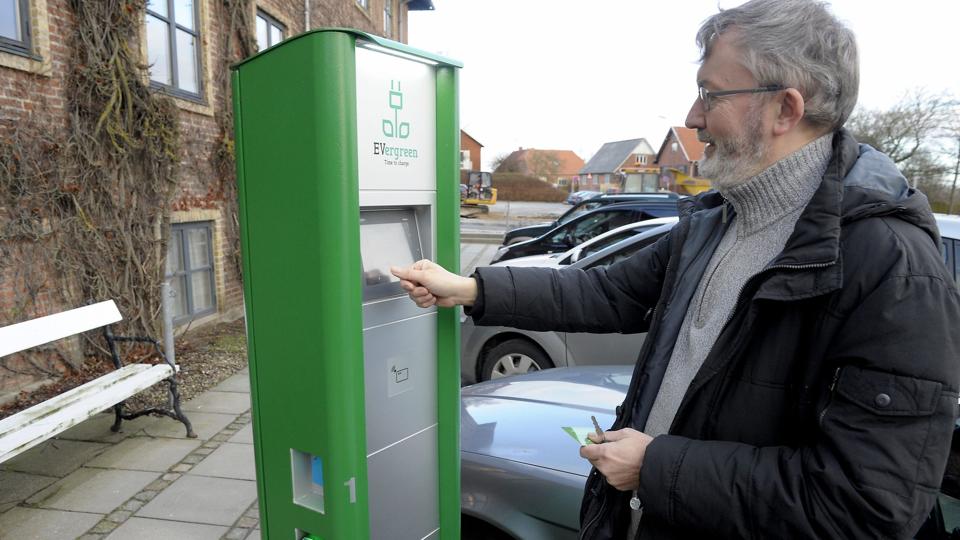 Otto Lægaard, projektleder i Thisted Kommune, ved ladestanderen ved rådhuset i Hurup, hvor kommunens egne elbiler får strøm. Ladestandere af samme slags kommer om kort tid op i Frøstrup og Bedsted. Foto: Peter Mørk <i>Foto: Peter Mørk</i>