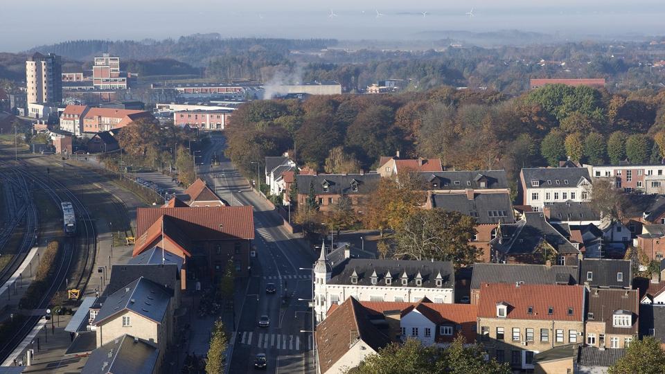 Udkørslen fra Dronningensgade til Banegårdspladsen flyttes måske længere væk fra banegården til Prinsensgade, der i dag er lukket med en mur. Arkivfoto: Bente Poder
