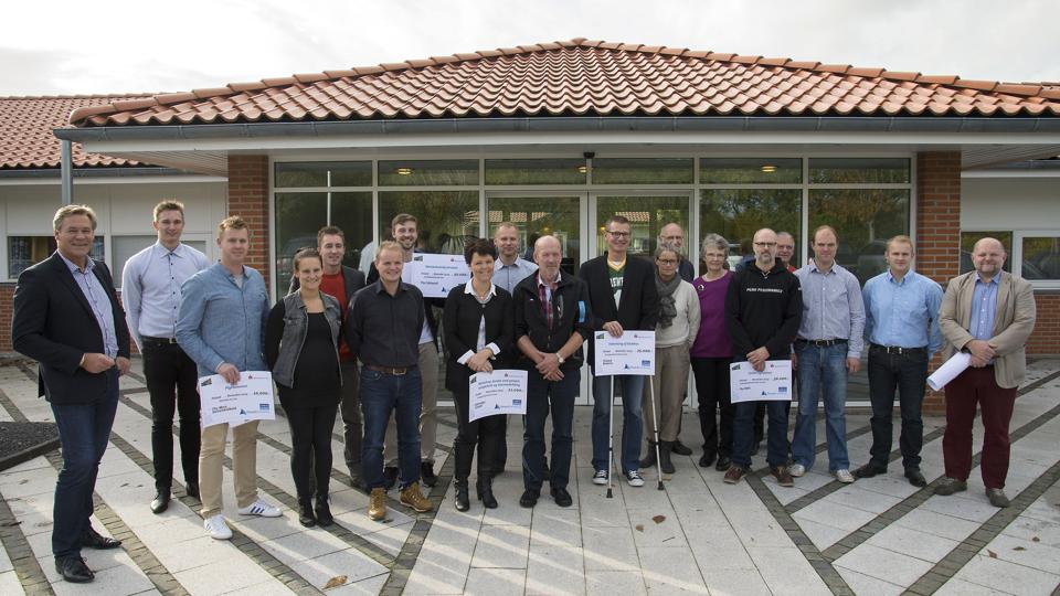 Repræsentanter for de syv projekter, som tilsammen modtog støtte fra Thisted Forsikring på 200.000 kr. Yderst til venstre direktør Dennis René Petersen. Foto: Peter Mørk <i>Foto: Peter Mørk</i>