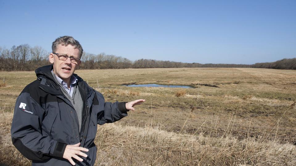 Flemming Beltoft er nabo til dette område i Sandmosen, hvor der er planer om et internationalt skydecenter. Han mener Jammerbugt Kommune giver projektgruppen bag centeret særligt favorable vilkår, så projektet næsten er kommunalt. Det afviser borgmester Mogens Gade. Foto: Grete Dahl <i>Foto: Grete Dahl</i>