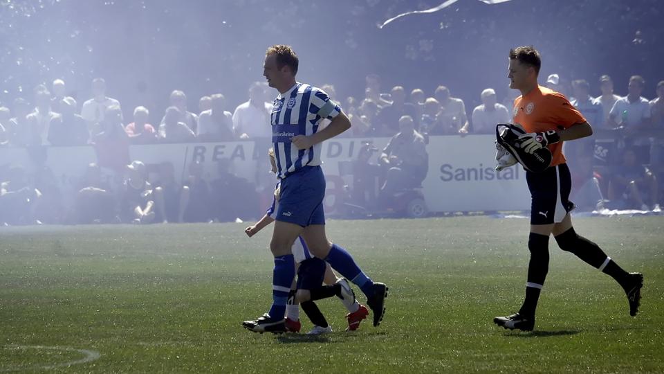 Her løber Thisted FC med anfører Peter Bechmann i spidsen ind til den altafgørende kamp mod Holbæk i 2006, hvor TFC sikrede sig oprykning.Foto: Klaus Madsen.