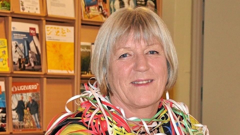 Efter hvert vers i en hyldestsang blev Karen Axen "bekranset" med serpentiner i forskellige farver. Foto: Ole Torp <i>Ole Torp</i>