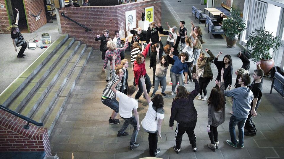 Den nuværende 2.b. på Dronninglund Gymnasium deltog sidste skoleår i et forsøgsprojekt, hvor man indledte undervisningen med ti minutters fysisk udfoldelse for at højne koncentrationen i timerne. Netop den klasse har i undersøgelsen givet de højeste point for det sociale sammenhold i klassen, nemlig 93 ud af 100 mulige. Foto: Peter Broen <i>Peter Broen</i>