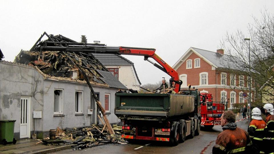 Efterslukning og oprydning på det brandhærgede hus på Skovvej 23 stod på lørdag formiddag. Foto: Niels Marius Andersen