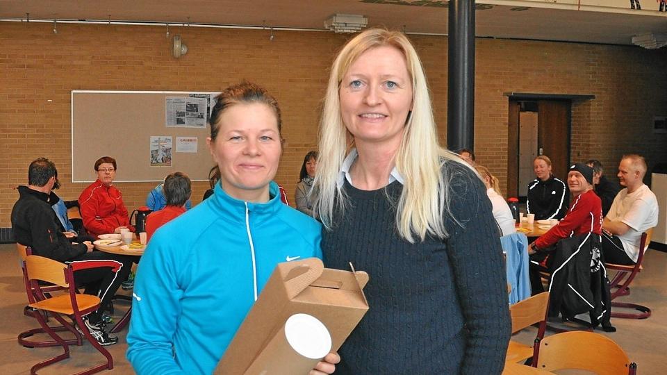 Formanden for Hjallerup Løbeklub, Susanne Aarup, sagde i sin begrundelse for at udnævne Marianne Hjelm Christensen (t.v.) til Årets Løber, at hun havde gennemgået en stor personlig udvikling.Foto: Ole Torp <i>Ole Torp</i>