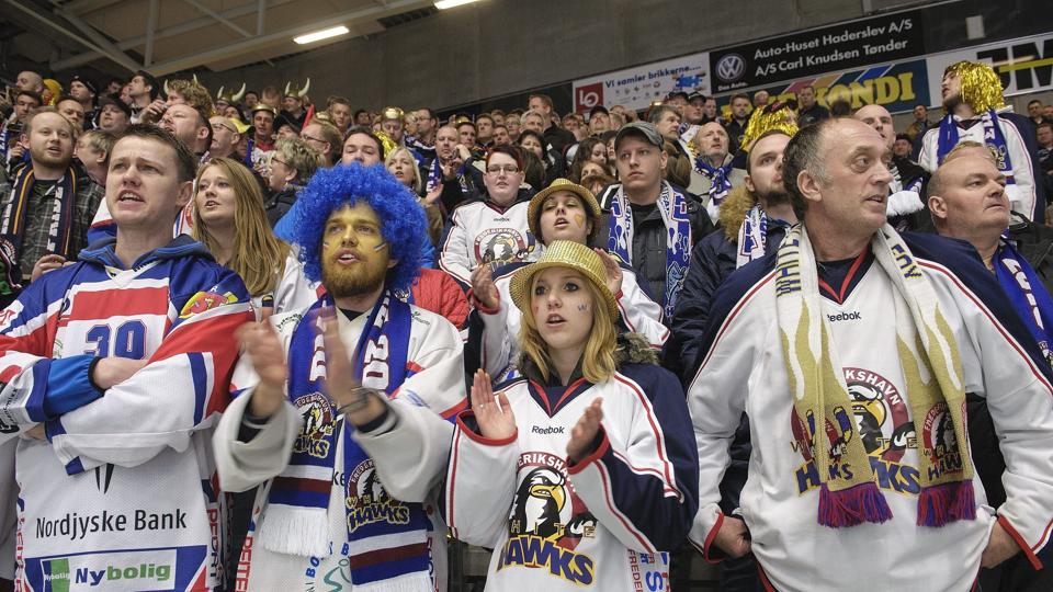 White Hawks-supporterne måtte i søndags tage skuffede hjem fra Vojens. Nu håber de at kunne juble over guld i morgen. Foto: Peter Broen <i>Peter Broen</i>