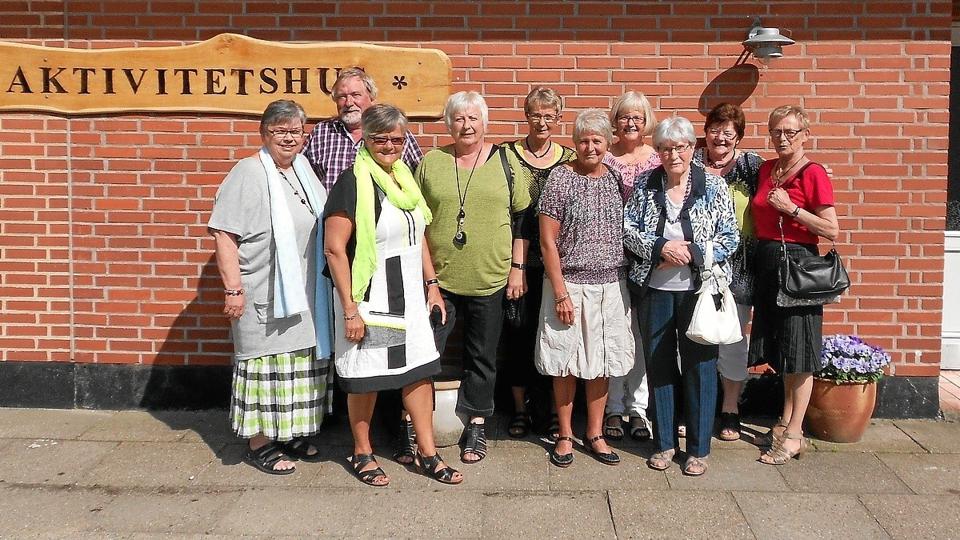 Fra venstre er det (med evt. pigenavne i parentes) Tove Pedersen (Bojesen), Søren Pedersen, Mie Krogshave, Bodil Laursen (Jensen), Inger Lis Pedersen (Gregersen), Birthe Olsen (Thomsen), Else Hvid Jensen, Ellen Marie Jakobsen (lærer), Anne Marie Hansen (Larsen) og Grethe Christensen (Bruun). Foto: (privatfoto) <i>(privatfoto)</i>