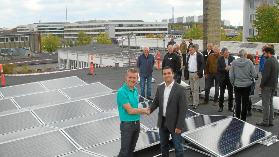 Jens Christian Milo (tv) og Andreas Nyeboe Munk på Bolinds tag, hvor det nye showroom med solceller er ved at tage form.