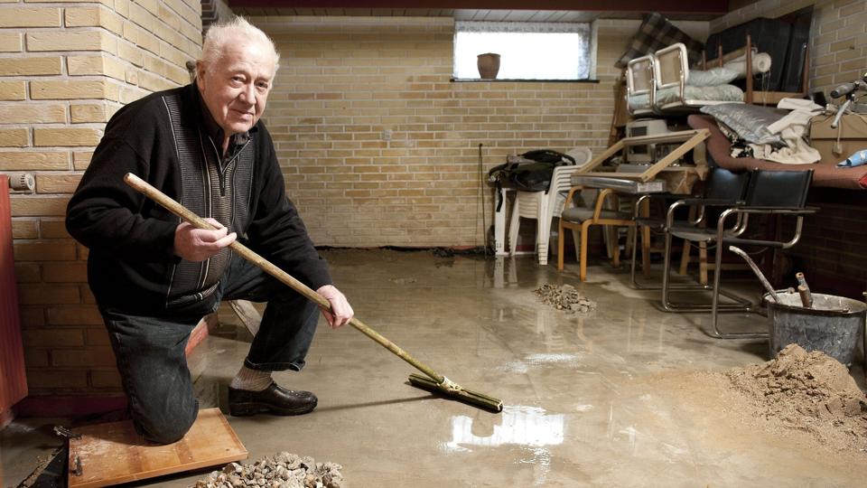 Thorkild Eskildsen er jævnligt i gang med kosten i sin kælder. Foto: Torben Hansen <i>Foto: Torben Hansen</i>