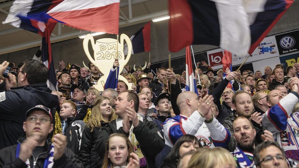 Masser af White Hawks-fans var i Vojens til den sjette DM-finale. Fredag aften vil de gerne være på plads i Scanel Hockey Arena også.Foto: Peter Broen <i>Peter Broen</i>