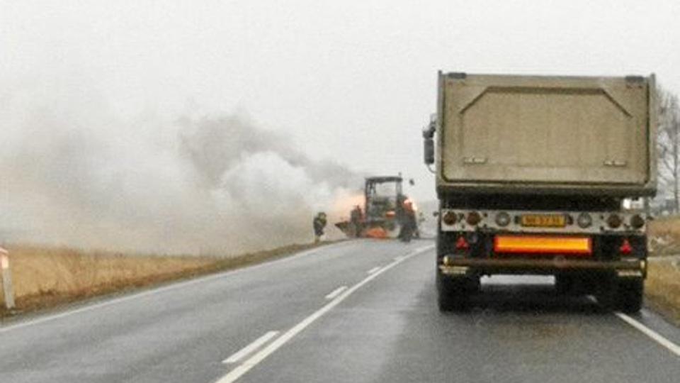 Morgentrafikken blev generet på Hadsundvej ved Blenstrup af en brændende traktor. Foto: Helle Mikkelsen