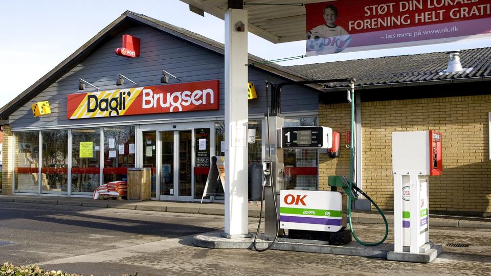 Butikken overlever - men måske forsvinder Brugsens logo alligevel. <i>Pressefotograf Carl Th. Poulsen</i>
