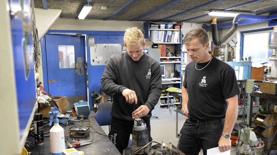 Christian Andersen (til venstre) er netop blevet uddannet til elektrotekniker hos Brønderslev Elektro. Til højre er det virksomhedens direktør, Lars Sanderhoff. Foto: Michael Bygballe <i>Michael Bygballe</i>